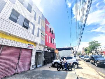 Prédio a venda com 3 pontos comerciais e 8 apartamentos na Av. Hermes Fontes