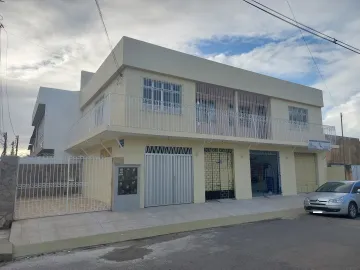 Ótima casa com 3 vagas de garagens no bairro Luzia