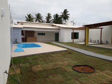 Casa com piscina localizada no bairro Robalo.