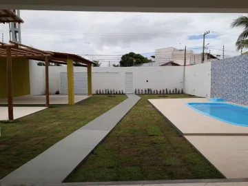 Casa com piscina localizada no bairro Robalo.