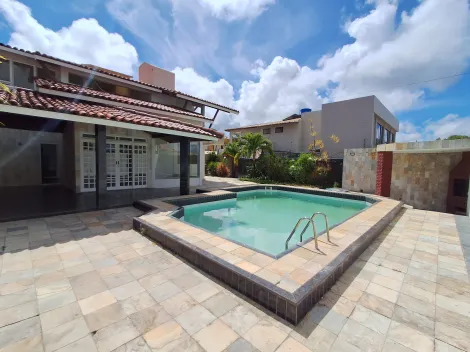 Casa com armários em ótima localização no bairro Coroa Do Meio.