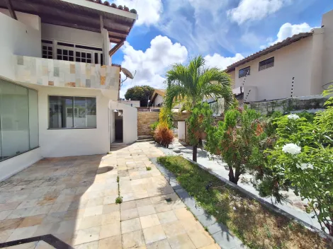 Casa com armários em ótima localização no bairro Coroa Do Meio.