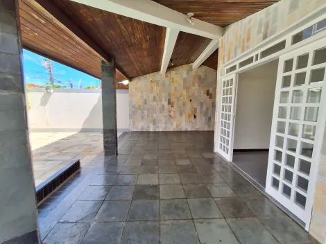 Casa com armários em ótima localização no bairro Coroa do Meio.